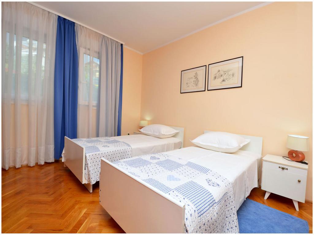 Apartment Laura Podstrana Cameră foto